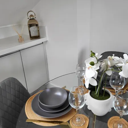 20 Mins To Central London, Stylish Sky Views 2 Bed Apartment Exterior photo