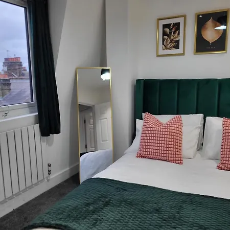 20 Mins To Central London, Stylish Sky Views 2 Bed Apartment Exterior photo