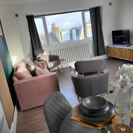 20 Mins To Central London, Stylish Sky Views 2 Bed Apartment Exterior photo