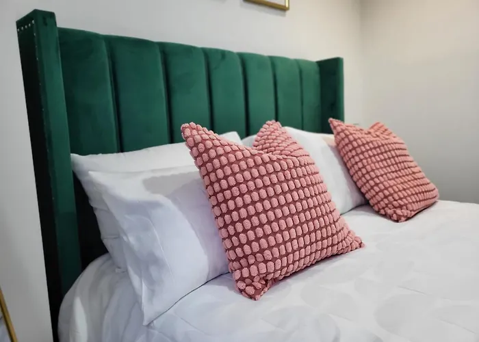 20 Mins To Central London, Stylish Sky Views 2 Bed