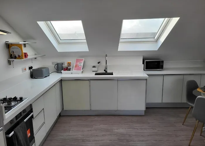 20 Mins To Central London, Stylish Sky Views 2 Bed